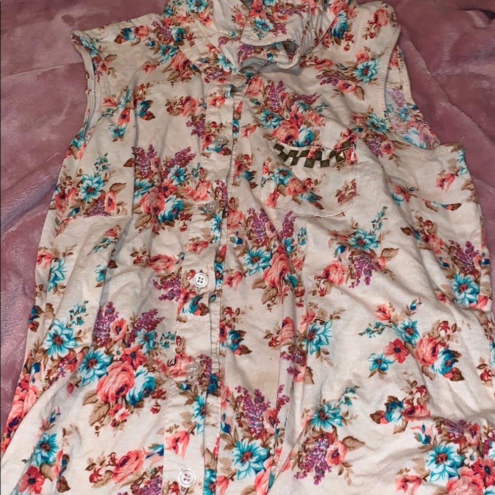 Beautiful sleeveless floral collared shirt